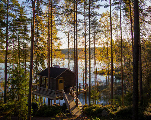 Stuga vid vattnet.