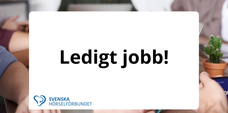 Flera personer sitter runt ett bord i bakgrunden. Placerad ovanpå bilden finns en textruta med texten ledigt jobb.