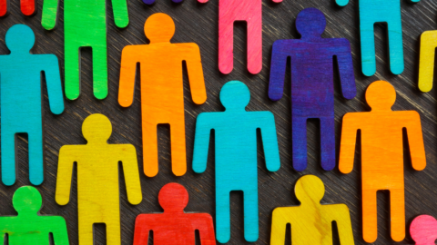Figurer föreställande människor i olika färger som illustrerarar mångfald.