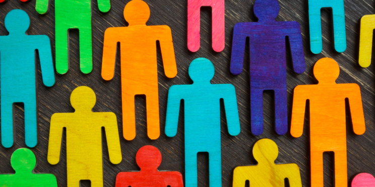 Figurer föreställande människor i olika färger som illustrerarar mångfald.