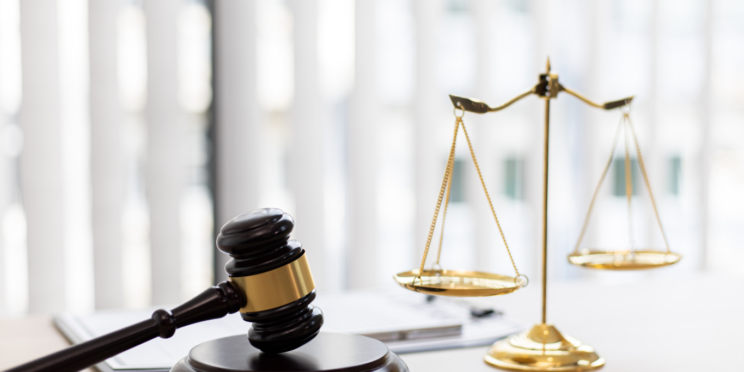 Illustrationsbild för inlägg om lagförslag med en klubba och en våg som står på ett bord.